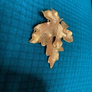 Vintage Gold tone Three leaves brooch. Lovely details. 1 3/4” x 1”